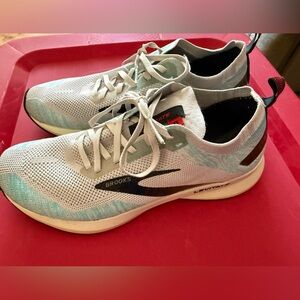 Brooks Levitate 4 running shoes size 8.5 Medium